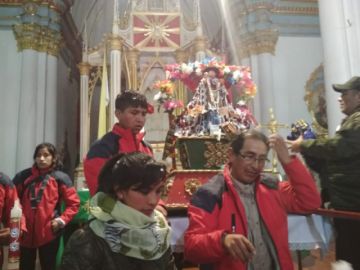 Mucha gente acude a la catedral, aún de noche.