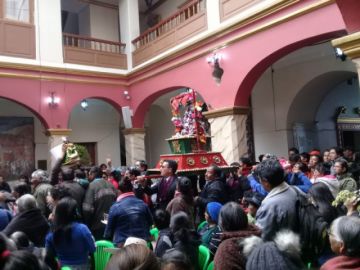 El recibidor de la Gobernación se colmó de gente.