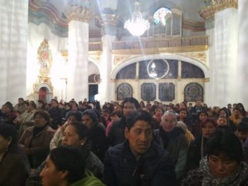 Mucha gente acude a la catedral, aún de noche.