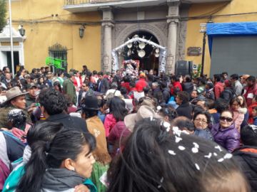 La misa en el frontis de la Catedral.