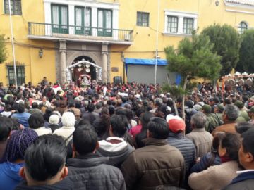 La misa en el frontis de la Catedral.