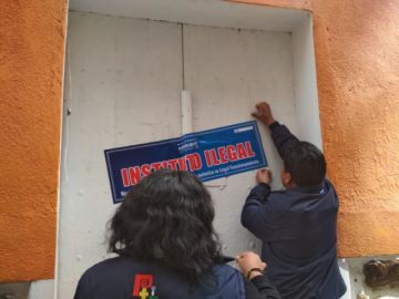 Colocan los precintos.