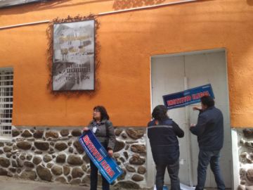 Colocan los precintos.
