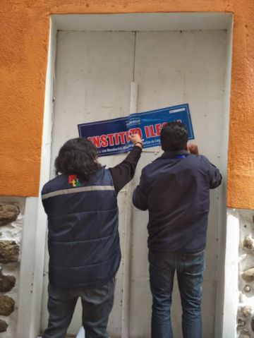 Colocan los precintos.