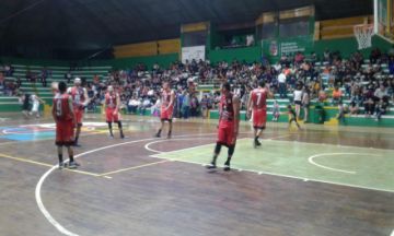 Escenas del partido disputado en Santa Cruz.