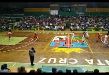 Escenas del partido disputado en Santa Cruz.