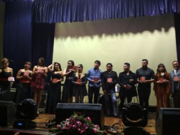 Los integrantes del grupo recibieron copias del álbum doble.