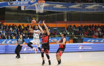 Warren Jones se eleva para convertir dos puntos.