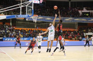 Raúl Salvatierra y Booyi Muusa se enfrentan en el aire.