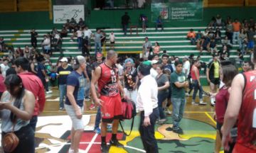 Escenas del partido disputado en Santa Cruz.