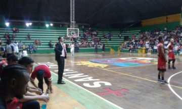 Escenas del partido disputado en Santa Cruz.