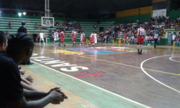 Escenas del partido disputado en Santa Cruz.