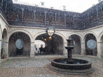 La nieve es perceptible en pleno centro de la ciudad.