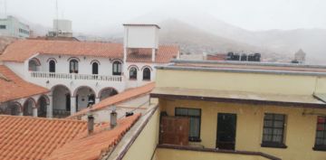 La nieve es perceptible en pleno centro de la ciudad.
