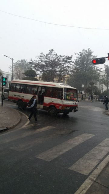 La nieve es perceptible en pleno centro de la ciudad.