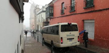 La nieve es perceptible en pleno centro de la ciudad.