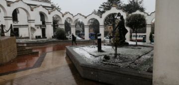 La nieve es perceptible en pleno centro de la ciudad.
