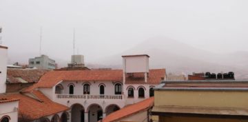 La nieve es perceptible en pleno centro de la ciudad.