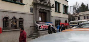 Las puertas del edificio administrativo están cerradas.