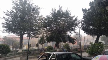 La nieve es perceptible en pleno centro de la ciudad.