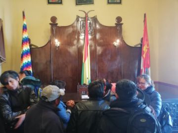 La sesión quedó suspendida.