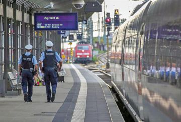 Muere niño arrojado a las vías del tren