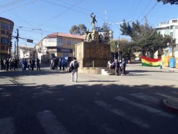 Banderas cortan el tráfico.