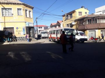Vehículos de servicio público circulan por la ciudad.