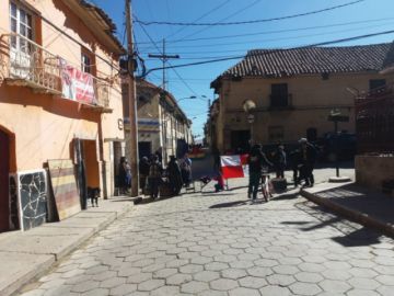 En cercanías a la Plaza 10 de Noviembre, hay bloqueos.