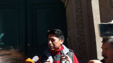 El presidente de Comcipo en las puertas de la Gobernación.