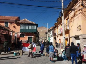 En cercanías a la Plaza 10 de Noviembre, hay bloqueos.