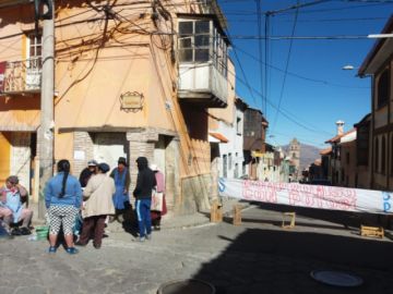 En cercanías a la Plaza 10 de Noviembre, hay bloqueos.