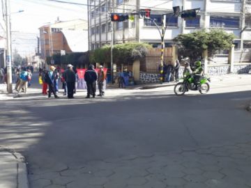 Av Cívica esquina Serrudo.