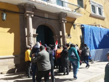 Los cívicos llegaron hasta la Gobernación.