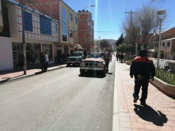 El vehículo recorre las calles de la Villa Imperial.