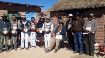 Descendientes del curaca Carvajal con Platt y Oporto (con sombrero negro).