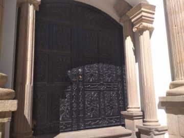 Trabajan, aunque a puerta cerrada o entreabierta.