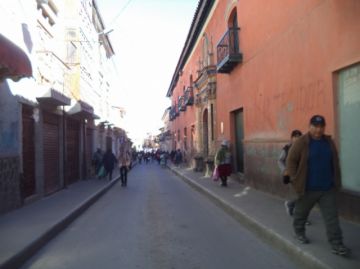 No hay vehículos en la calle Bolívar.