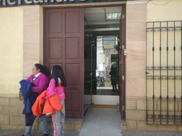 Trabajan, aunque a puerta cerrada o entreabierta.