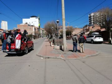 El vehículo recorre las calles de la Villa Imperial.