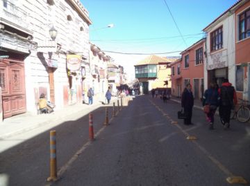 No hay vehículos en la calle Bolívar.