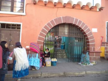 El Mercado Central está con media puerta abierta.