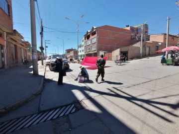 El vehículo recorre las calles de la Villa Imperial.