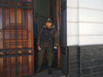 Trabajan, aunque a puerta cerrada o entreabierta.