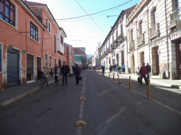 No hay vehículos en la calle Bolívar.