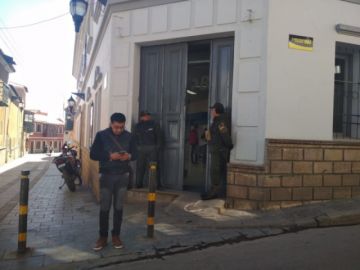 Trabajan, aunque a puerta cerrada o entreabierta.
