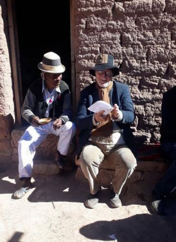 Simón, descendiente del curaca Agustín Carvajal, invita chicha ritual a Platt. 