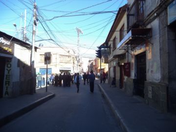 No hay vehículos en la calle Bolívar.