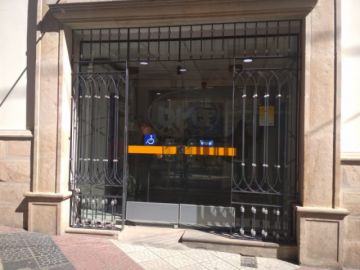 Trabajan, aunque a puerta cerrada o entreabierta.