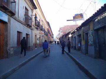 No hay vehículos en la calle Bolívar.